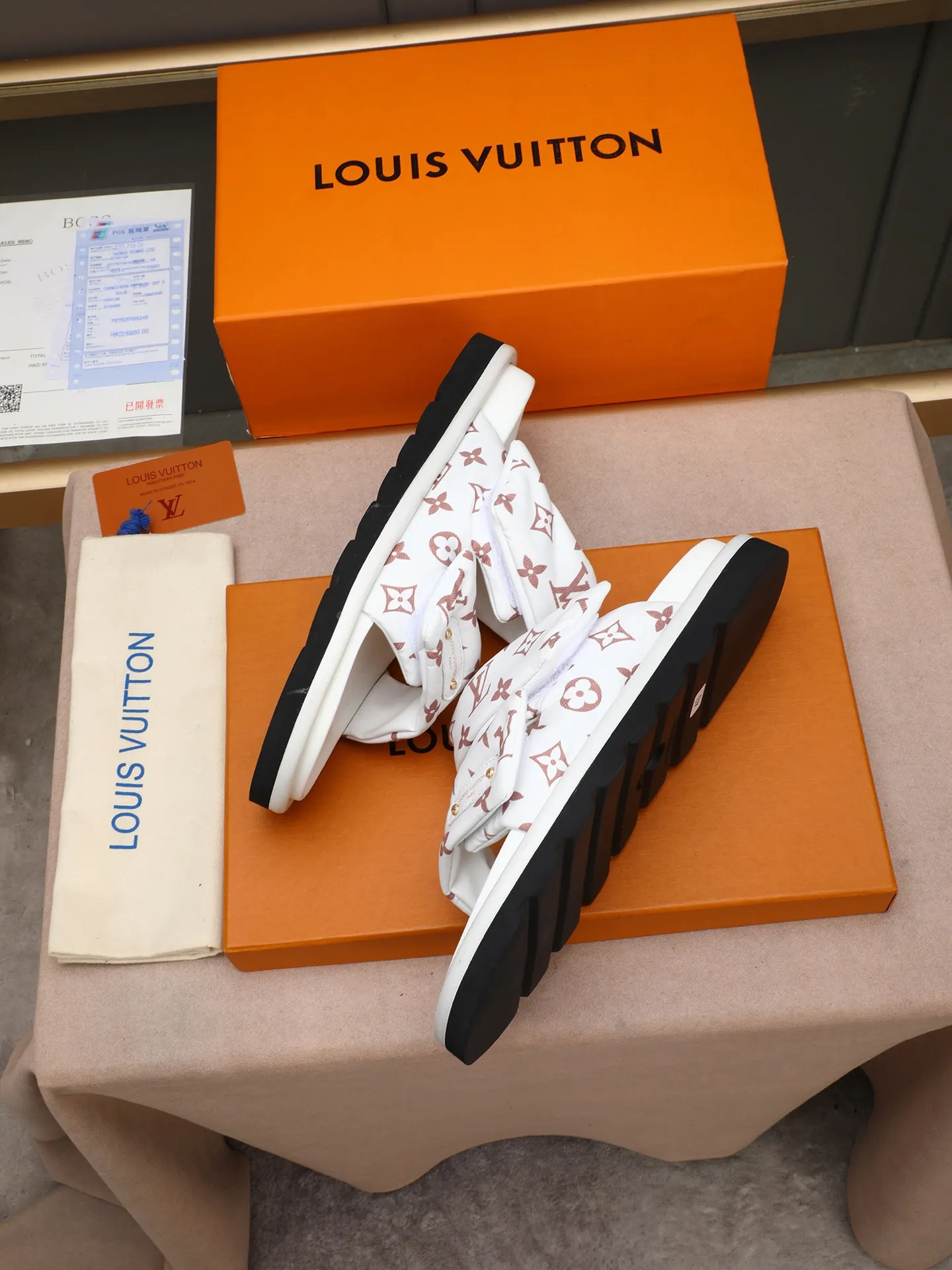 PP360 [LOUIS VUITTON] Louis Vuitton, LV printing, men's and women's slippers are on the market. The drawer box packaging comes with a cloth bag and a card. The upper pattern looks very soft and waxy, and it is a super versatile leg slimming tool. Fabric: imported denim/canvas/old fabric, LV hardware LOGO, official website pattern printing, comfortable to wear, feet: high-elastic PU water table. Sole: foam sole, heel height: about 5cm. Code number: 35-46, 35, 45, 46 are custom-made and non-returnable. Color: multiple colors and styles available.